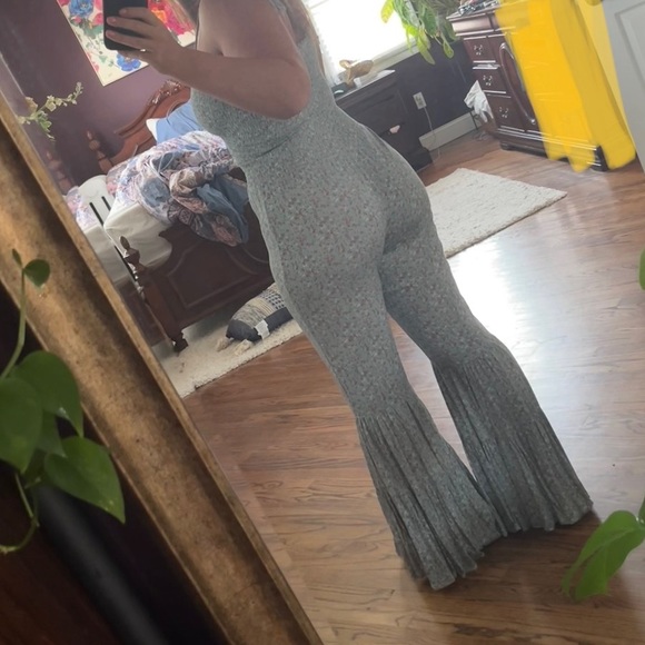 Flared leg jumpsuit - Picture 2 of 6